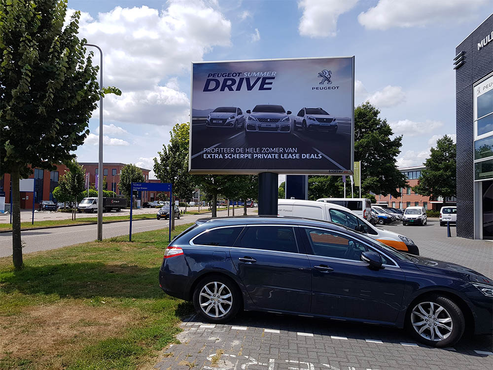 outdoor advertising campaign peugeot trotter.eu