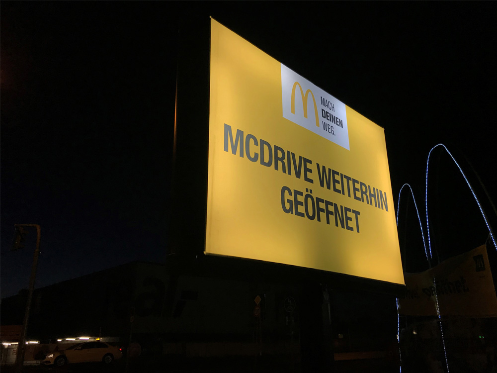 Kampagne McDonalds in der coronazeit trotter deutschland nacht beleuchtet 1000×750 Einzelhandel Kampagne McDonalds in der coronazeit trotter deutschland nacht beleuchtet 1000x750