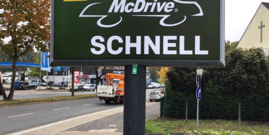 Kampagne McDonalds Prünte aussenwerbung trotter billboard 1000x1000